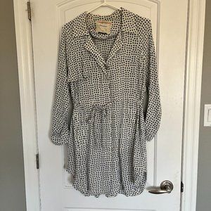 Drapey off-white shirt-dress with black & blue pattern